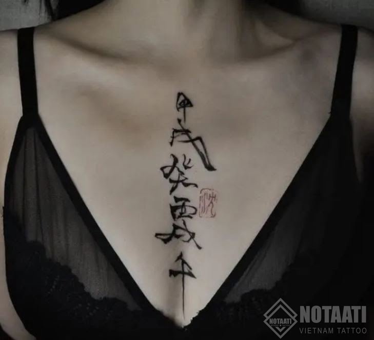 Hình xăm Hán tự trên ngực đầy quyến rũ