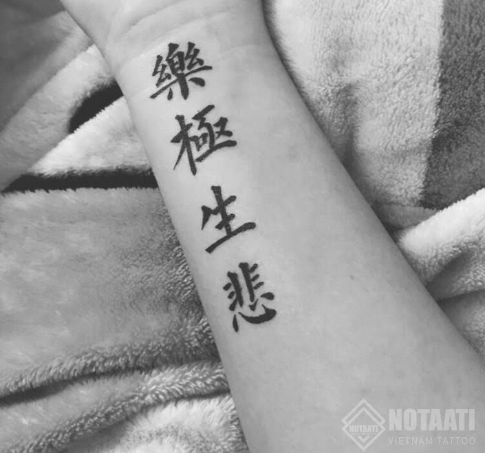 Hình xăm chữ Hán trên cánh tay thể hiện sự chuyển động
